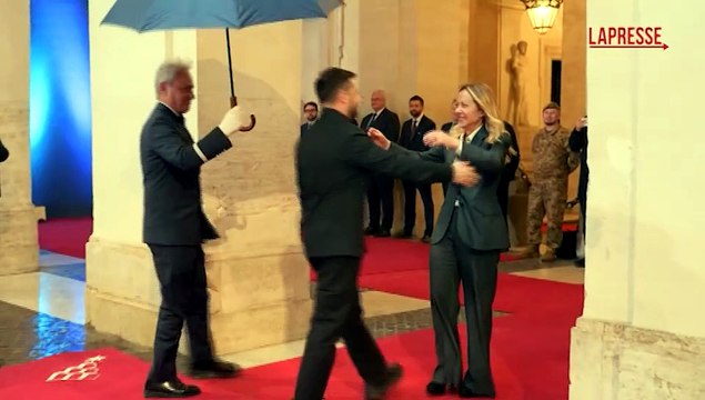 L'abbraccio di Meloni a Zelensky al suo arrivo a Palazzo Chigi