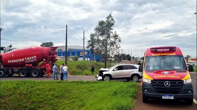 Bombeiros atendem vítimas de colisão entre carro e caminhão na BR-467
