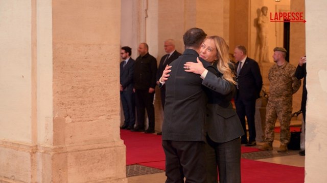 L'abbraccio di Meloni a Zelensky al suo arrivo a Palazzo Chigi