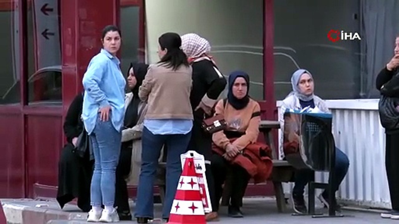 Yaralı öğrencilerin ailelerinin hastane önünde