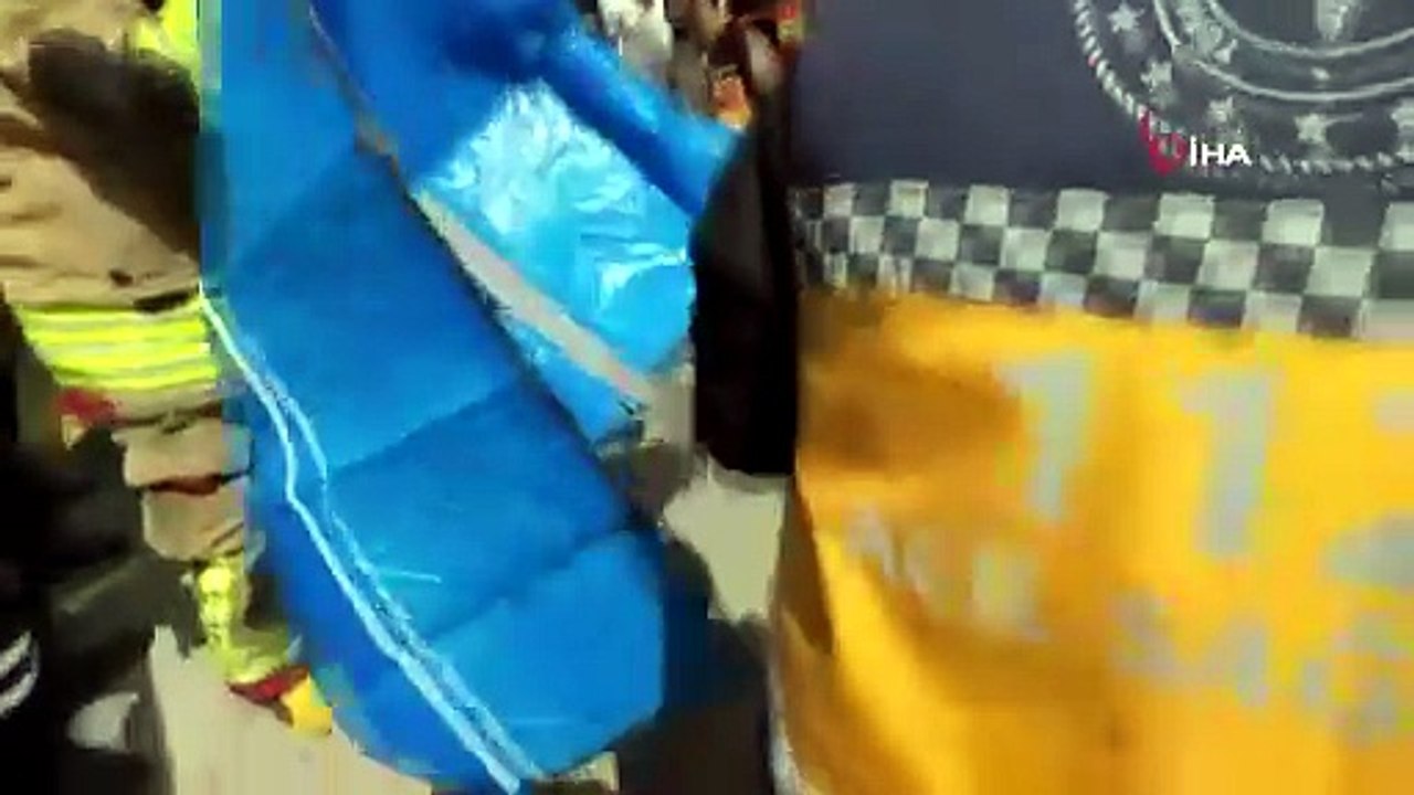 Saldırıdan kaçan çocuklar camdan atlarken görüntülendi