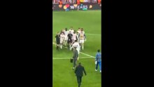 Real Madrid players surround referee x AS USA
