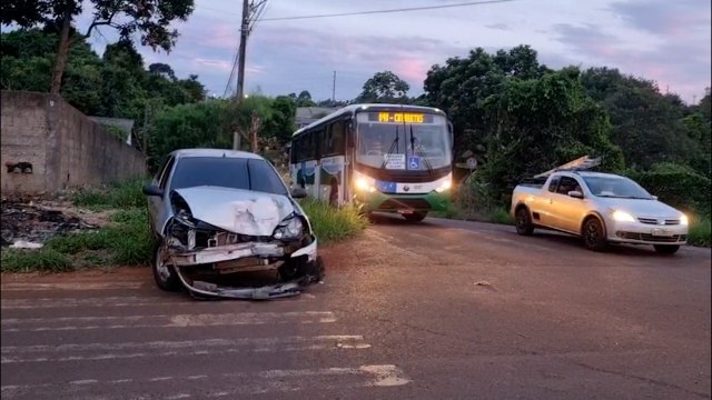 Colisão entre carro e ônibus é registrada no Bairro Cataratas, em Cascavel