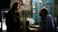 Simon habla con el conserje