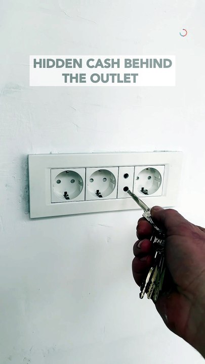 Secure your valuables the smart way 🔌💵