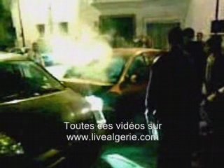 La colére d'une algérienne :elle casse la voiture de son