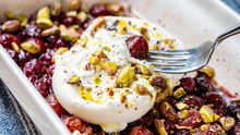Ensalada templada de uvas asadas y burrata
