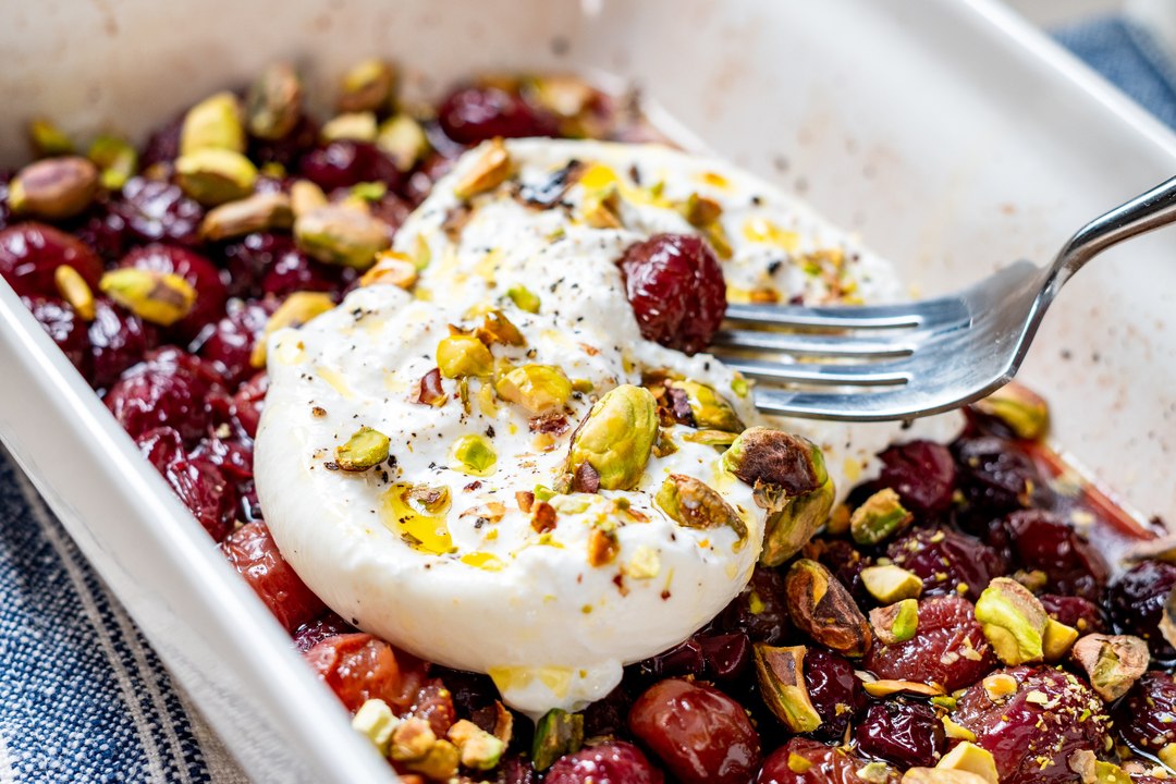 Ensalada templada de uvas asadas y burrata