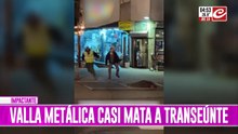 Caminaba tranquilamente y casi nuere aplastada por una valla metálica