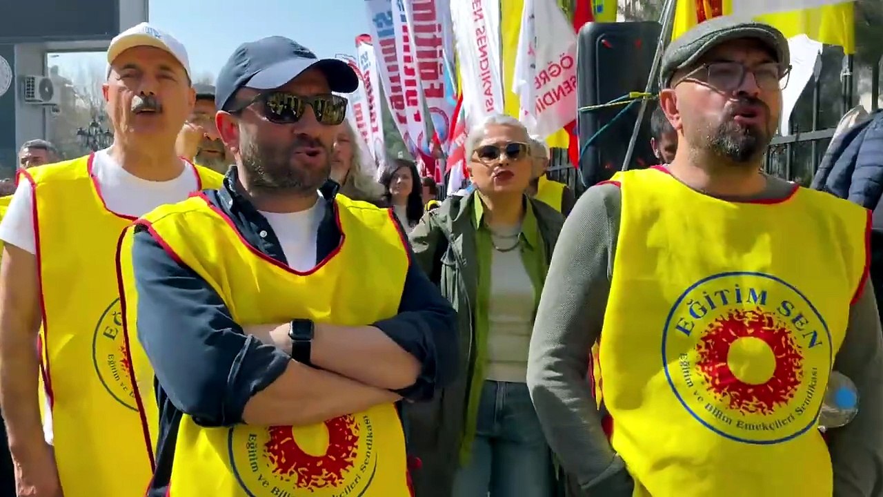 MEB önünde "Tarikatın Bakanı Yusuf Tekin istifa" sesleri