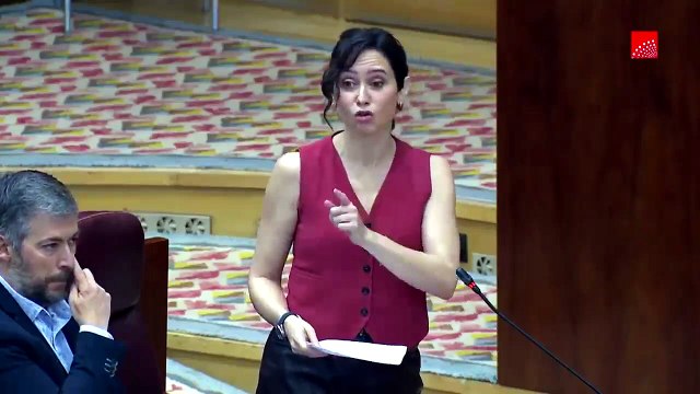 Ayuso a Vox: Están tratando a los inmigrantes como escoria, pleno a pleno en esta cámara. y añade que ella defiende la ley y el orden .