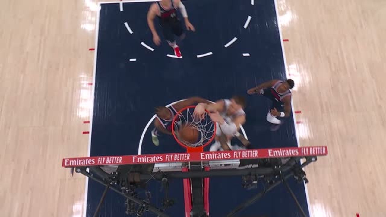 Warriors - L'énorme dunk de Porzingis face aux Clippers