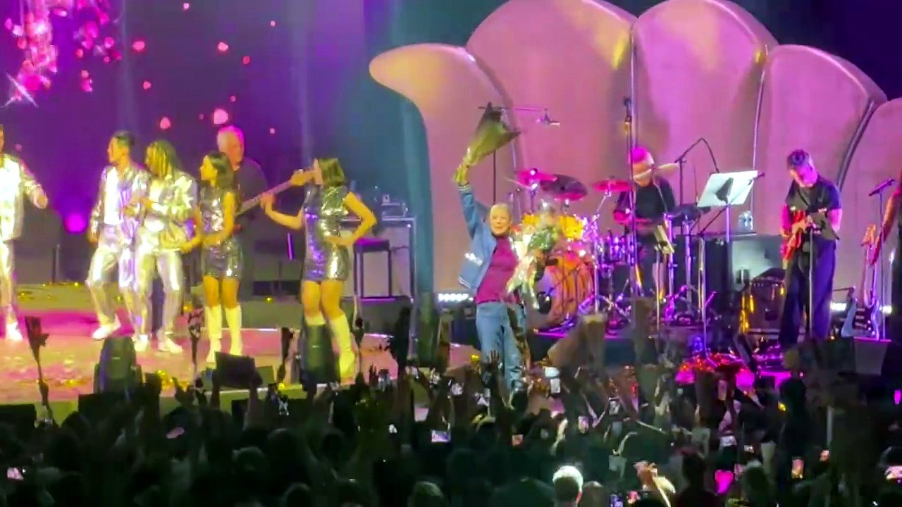 Dorothée, concert 2026 : les fans lui font une ovation et la remercient avec des fleurs