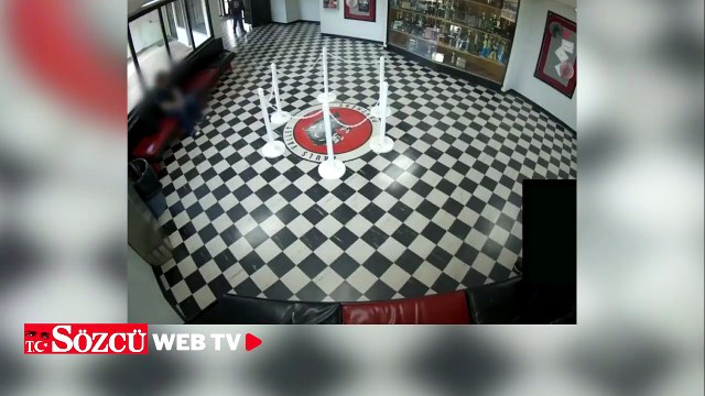 Okul müdürü silahlı saldırganın üzerine atladı