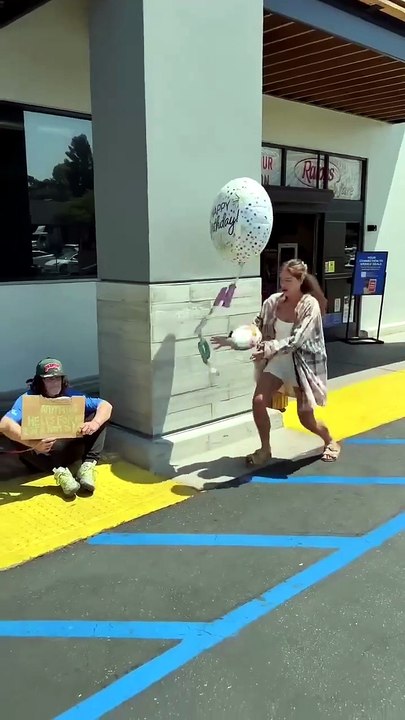 Homeless woman's kindness gets rewarded ❤️ 🎈
