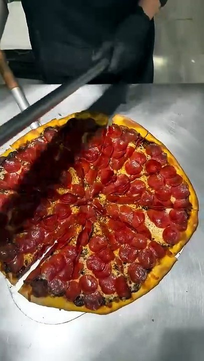 Pepperoni & black pepper pizza 😮‍💨