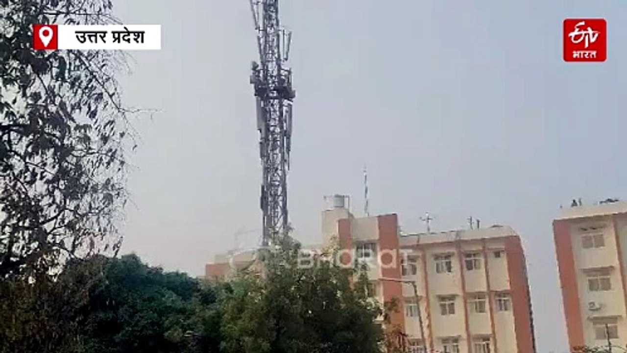 गोरखपुर में 'शोले' जैसा हाईवोल्टेज ड्रामा: दारोगा से शादी की ज़िद पर टॉवर पर चढ़ी युवती, उधर ब्रेकअप से परेशान युवक ने भी काटा बवाल