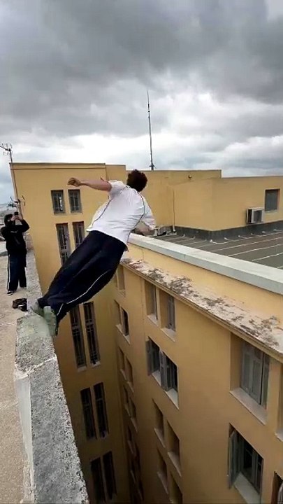360 sur les toits d'Athènes, un défi de parkour intéressant