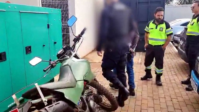 Moto com placa falsa é apreendida e homem sem CNH é levado à delegacia em Cascavel