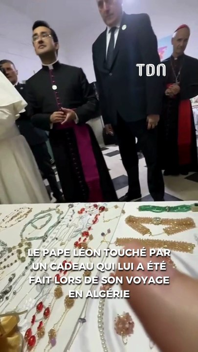 Le Pape Léon touché par un cadeau qui lui a été fait lors de son voyage en Algérie