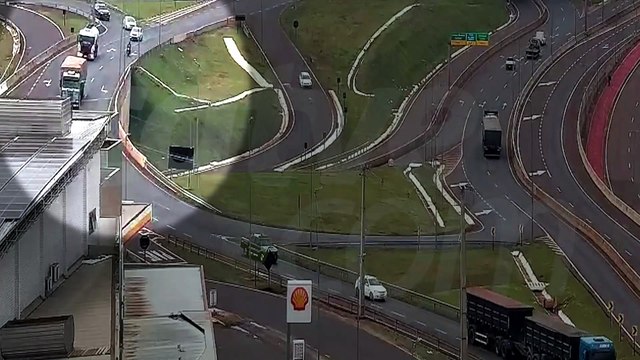 Câmera da CATVE flagra tombamento no Trevo Cataratas