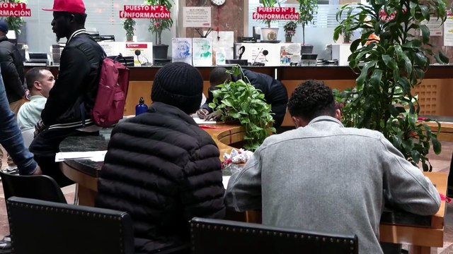 Colas de inmigrantes en Zaragoza