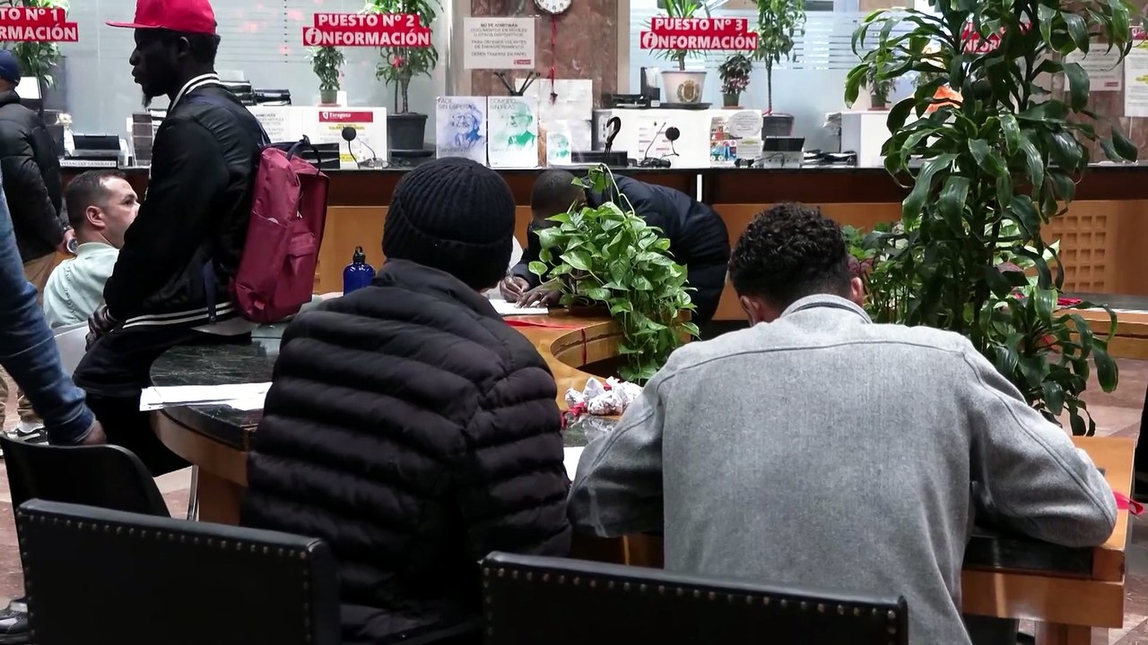 Colas de inmigrantes en Zaragoza