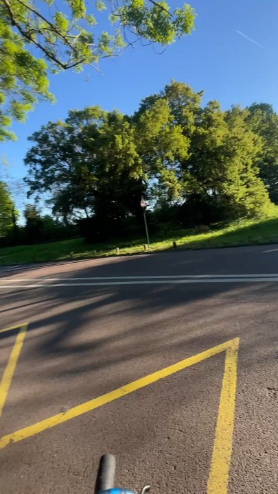 Pour participer, c’est simple :1️⃣ Être abonné au compte @c_moi_rayane 2️⃣ Identifier ta paire de beach en commentaire 3️⃣ Partager la publication en story ( en amis proche c’est pas bon)📅 Le tirage au sort aura lieu le 8 mai. Je vérifie tout 🥸