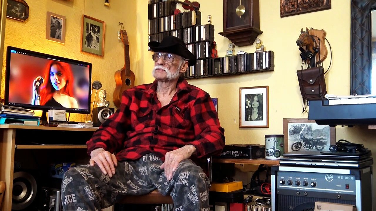 7896    Kasi Hunde Kinder und Katzen