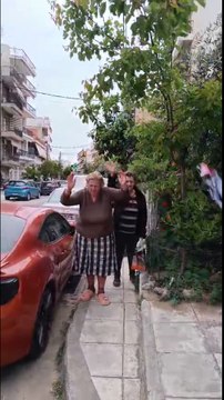 El momentazo con la 'abuela del rayismo' en la previa de la vuelta del Rayo en Atenas