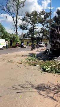 Carreta cai de viaduto no Anel Rodoviário em BH