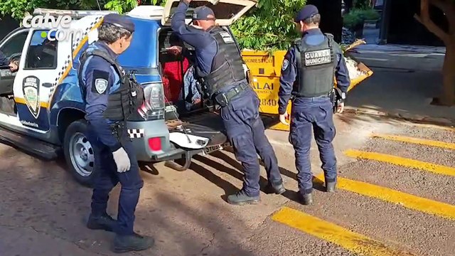 Motociclista armado se envolve em acidente com ônibus e é preso em Toledo