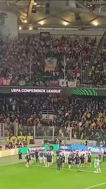 Los jugadores del Rayo celebran el pase en el césped con la afición