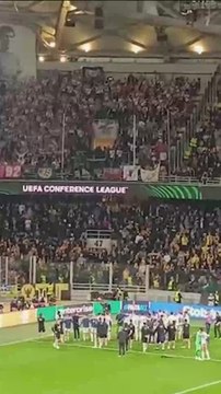 Los jugadores del Rayo celebran el pase en el césped con la afición