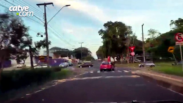 Policiais ajudam a salvar bebê engasgada ao abrir caminho no trânsito em Foz do Iguaçu