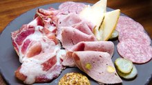¿Buscas buenas charcuterías y queserías? Estos lugares son una visita obligada