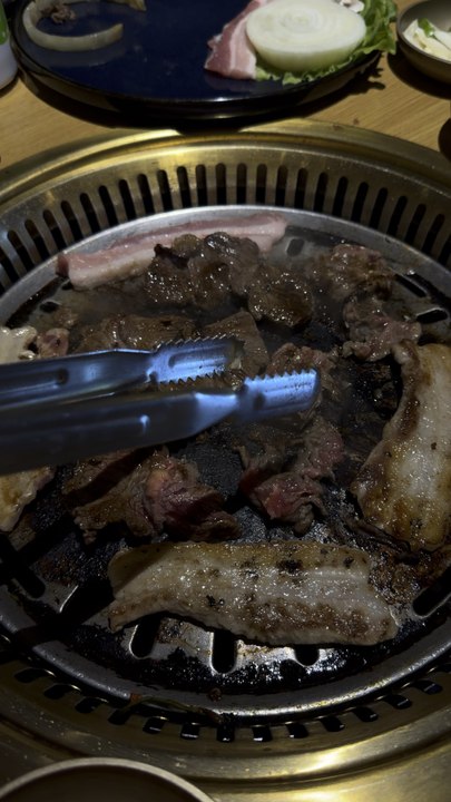 Korean BBQ done right 🔥Sizzling meat on the grill, incredible flavors, and the perfect cozy vibe. From the sound of the grill to the mouthwatering aroma, every moment is pure food heaven. A delicious experience full of taste, smoke, and good vibes