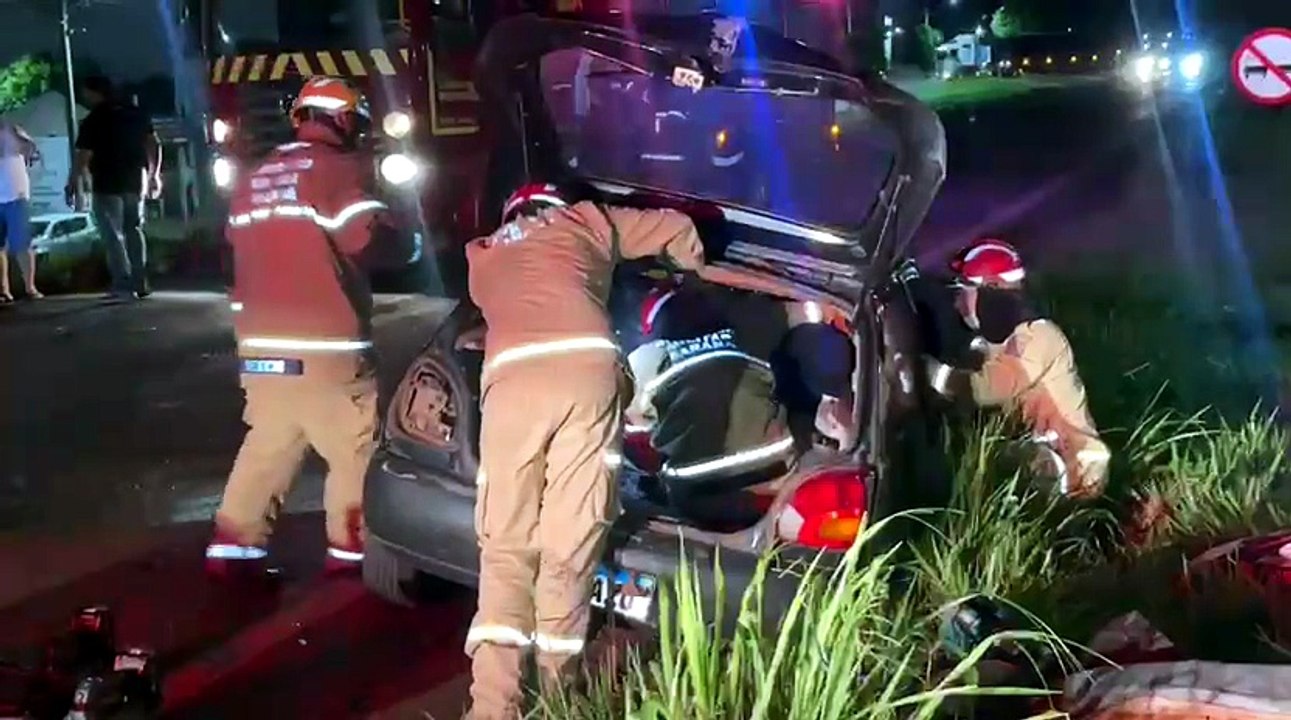 Violento acidente deixa motorista preso no carro na Estrada Bonfim
