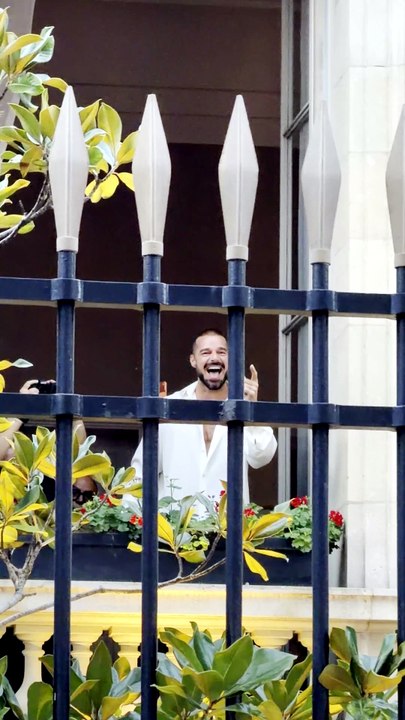 Ricky Martin salió al balcón, saludó a sus seguidores y desató una locura en Buenos Aires: las fotos
