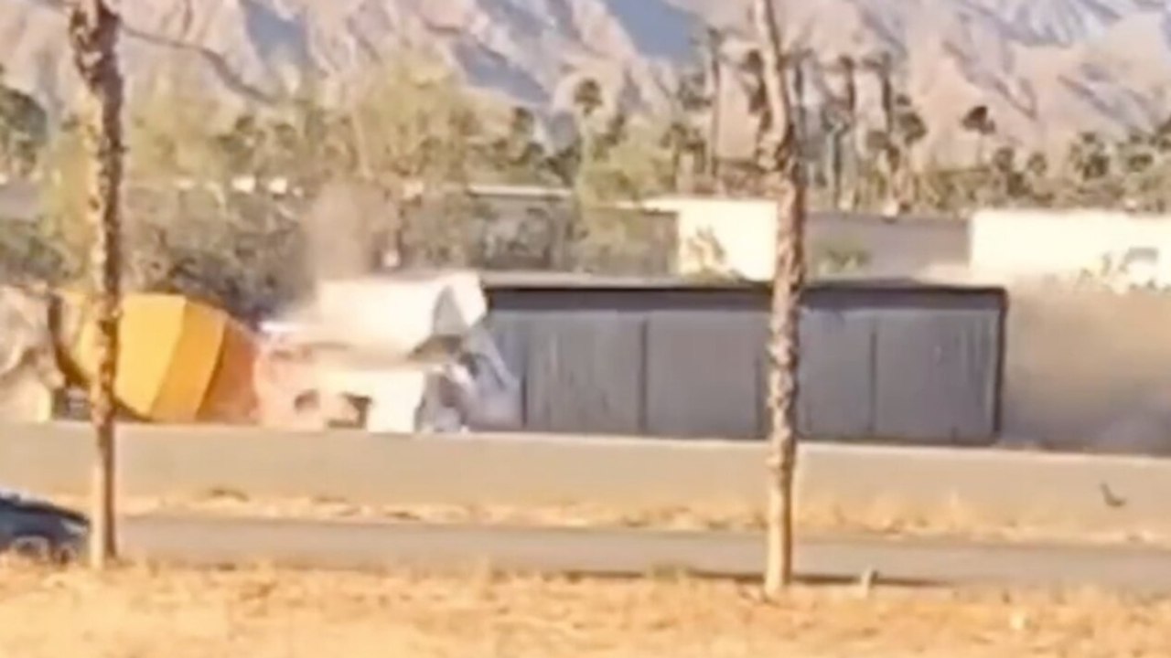 Il camion sfonda la barriera e provoca un violento incidente con esplosione