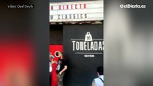 Un grupo de correligionarios reza el rosario a las puertas de una sala de conciertos para frenar un evento de temática satánica