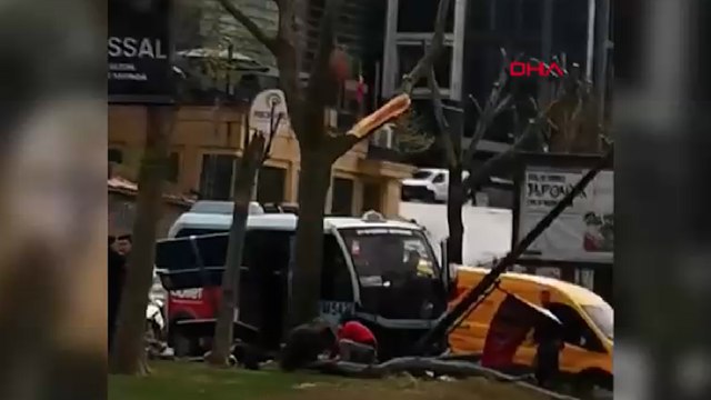 Beyoğlu’nda dolmuş bariyerlere çarptı; yaralılar var