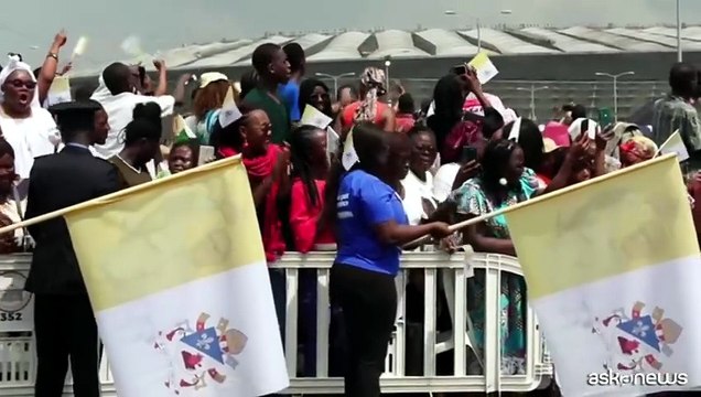 Leone XIV tra i fedeli in Camerun prima della messa