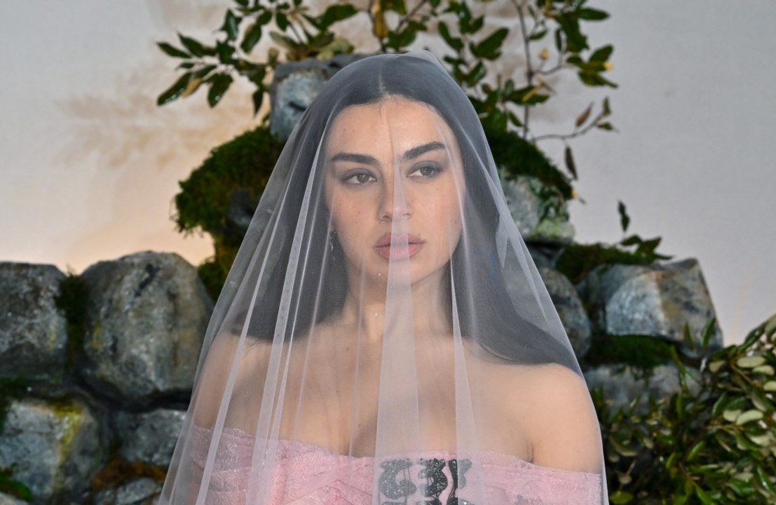 Charli XCX trägt 'die ganze Zeit' Hochzeitskleider