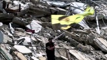 Libano, bandiere di Hezbollah tra le macerie di Beirut