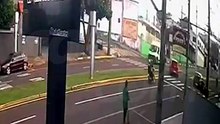 Vídeo mostra batida entre motos no Centro de Toledo