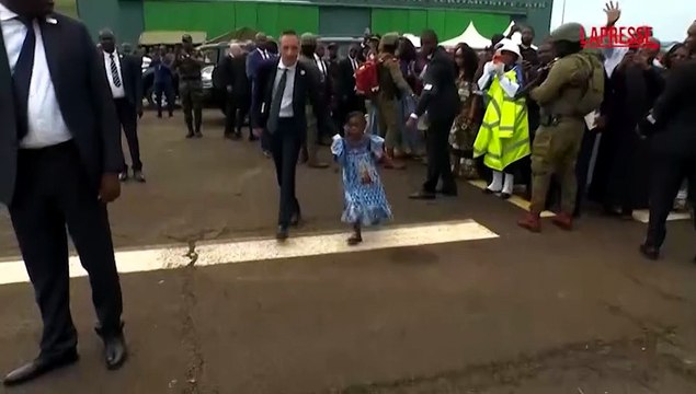 Papa Leone XIV abbraccia una bimba in Camerun