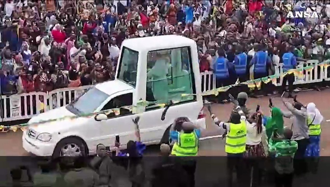 Camerun, bagno di folla a Douala per l'arrivo d...
