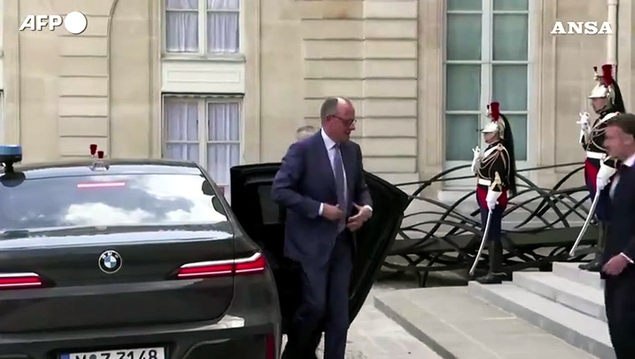 Macron accoglie Meloni e Merz all'Eliseo per il summit su Hormuz