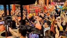 進喔！大甲媽9天8夜遶境正式啟程 萬人空巷、煙火劃破夜空